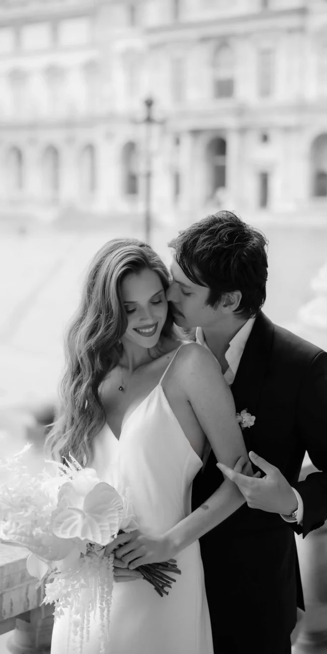 Mariés au Louvre à Paris en France